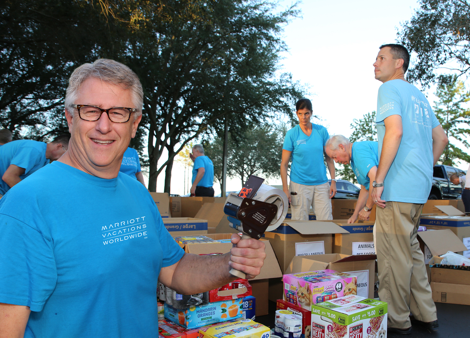 marriott vacation club associates packing donation boxes